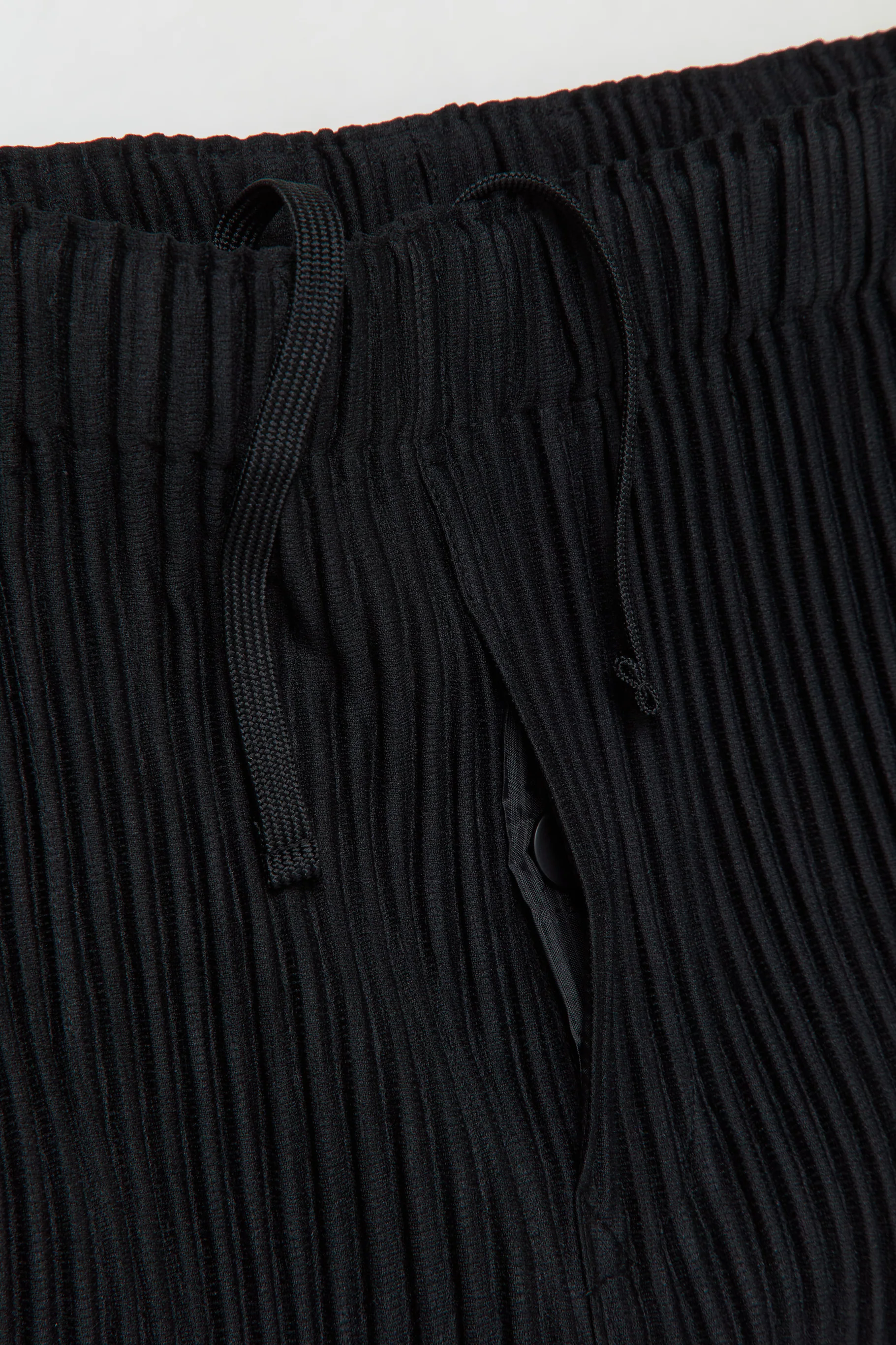 Pleated Basic Trousers in Black - Image 2